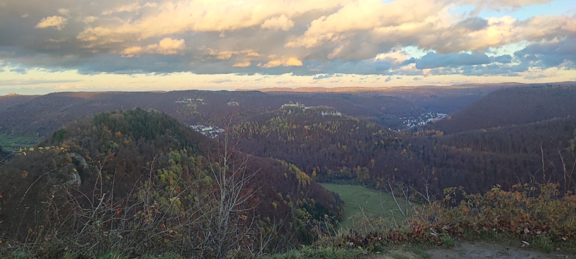 Blick von den Rutschenfelsen auf den Hohen Urach im Herbst